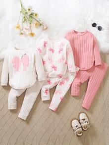 SHEIN Playful Pals 3 件套幼儿休闲长袖可爱甜美条纹针织面料舒适柔软 T 恤上衣搭配修身裤，印花图案设计，买 1 套送 2 套，百搭 T 恤套装适合旅行、居家或户外穿着，四季皆宜 - 彩色 - 查看 1
