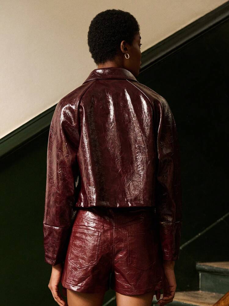 Burgunderrote Kunstleder Jacke mit glänzender Oberfläche, rundem Kragen und langen Ärmeln im Vintage-Stil für Herbst und Winter