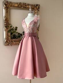 SHEIN Belle 优雅、华丽、充满氛围感、魅力四射的女士真丝提花拼接缎面粉色连衣裙，宽肩带深V领设计，饰有立体花朵，配有腰带，高腰A字伞裙摆。适合母亲节、音乐节、返校季、毕业季、舞会、下午茶、情人节等场合。 - 彩色 - 查看 7