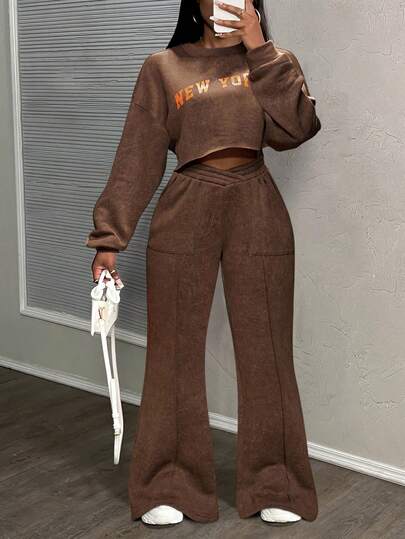 Slaydiva 2025 Winter New Style, Christmas, New Year, Birthday Party, Party, Banquet, Preppy Style, Student Wear, Everyday Outing, Basic Versatile, Casual, Cruise Travel, Influencer Hot Style, Street Style, Elegant, Commuter, Business Casual, Girlish Cool Motorcycle Style, Sporty. Round Neck Long Sleeve Loose Cropped Top With Asymmetric Waist Loose Pants With Real Pockets. Brown Faux Snowflake Red English Print Set. Winter Set, Christmas Set, New Year Set, Women's Two-Piece Set