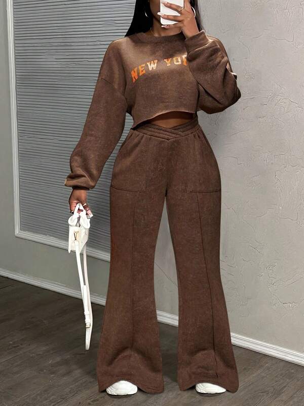 Slaydiva 2025 Winter New Style, Christmas, New Year, Birthday Party, Party, Banquet, Preppy Style, Student Wear, Everyday Outing, Basic Versatile, Casual, Cruise Travel, Influencer Hot Style, Street Style, Elegant, Commuter, Business Casual, Girlish Cool Motorcycle Style, Sporty. Round Neck Long Sleeve Loose Cropped Top With Asymmetric Waist Loose Pants With Real Pockets. Brown Faux Snowflake Red English Print Set. Winter Set, Christmas Set, New Year Set, Women's Two-Piece Set