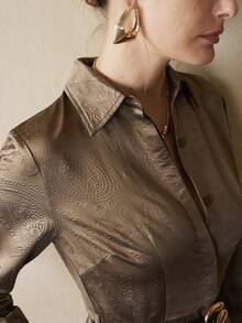 Ciel Poise 新款优雅女装，纯绿色纹理腰部，腰果花印花，金属仿皮黑色长腰带，A 字廓形，长袖，复古经典时尚衬衫裙 - 綠色 - 查看 2