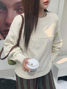 Dazy Plus 大码字母图案圆领宽松休闲白色套头毛衣，适合大码女士，秋冬 - 白色 - 查看 3
