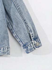 Chaqueta vaquera lavada en azul claro, cómoda y suelta, con bordado de la insignia "97" en estilo urbano y vintage casual para niño joven