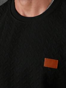 Manfinity CasualCool 男士休闲圆领套头卫衣，饰有贴花，百搭长袖男士针织衫，黑色长袖衬衫，黑色衬衫，黑色上衣，长袖上衣，黑色绗缝卫衣，黑色圆领卫衣，男士针织长袖衬衫，适合男士穿着，适合日常休闲、周末旅行、户外活动、探险旅行、轻松的工作环境或半正式场合，也是送给男友/丈夫、周年纪念日或圣诞节的理想礼物。 - 黑色 - 查看 6