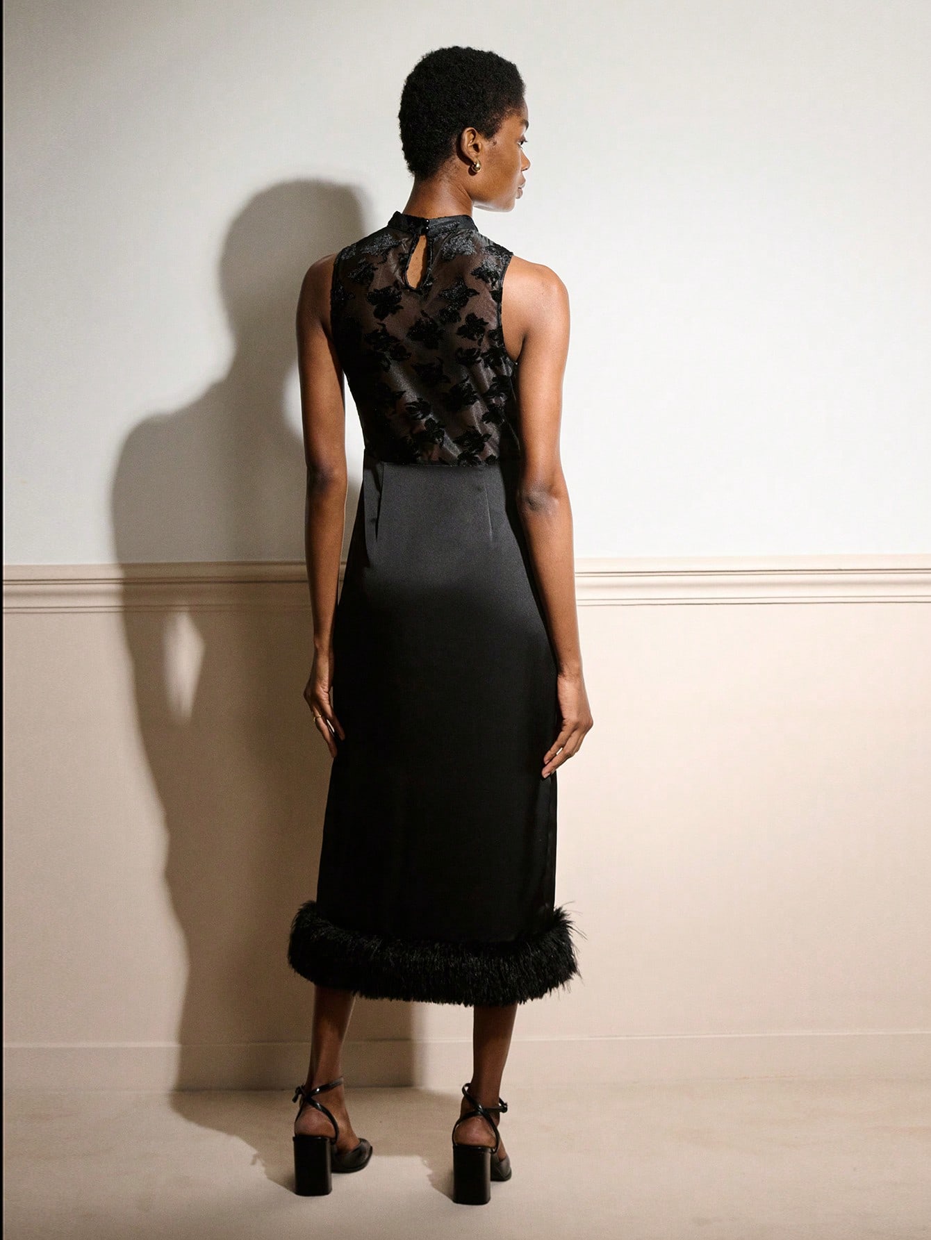 Czarna satynowa sukienka maxi bez rękawów z koronkowym gorsetem i futrzanym dołem. Szykowna na imprezę, wieczór, wyjście, jesień, zima.