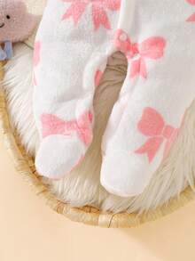 SHEIN 新生儿连帽连体衣，可爱粉色蝴蝶结印花法兰绒柔软亲肤婴儿连体衣