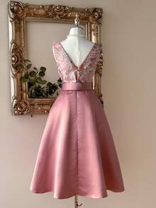 SHEIN Belle 优雅、华丽、充满氛围感、魅力四射的女士真丝提花拼接缎面粉色连衣裙，宽肩带深V领设计，饰有立体花朵，配有腰带，高腰A字伞裙摆。适合母亲节、音乐节、返校季、毕业季、舞会、下午茶、情人节等场合。 - 彩色 - 查看 3