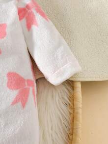 SHEIN 新生儿连帽连体衣，可爱粉色蝴蝶结印花法兰绒柔软亲肤婴儿连体衣