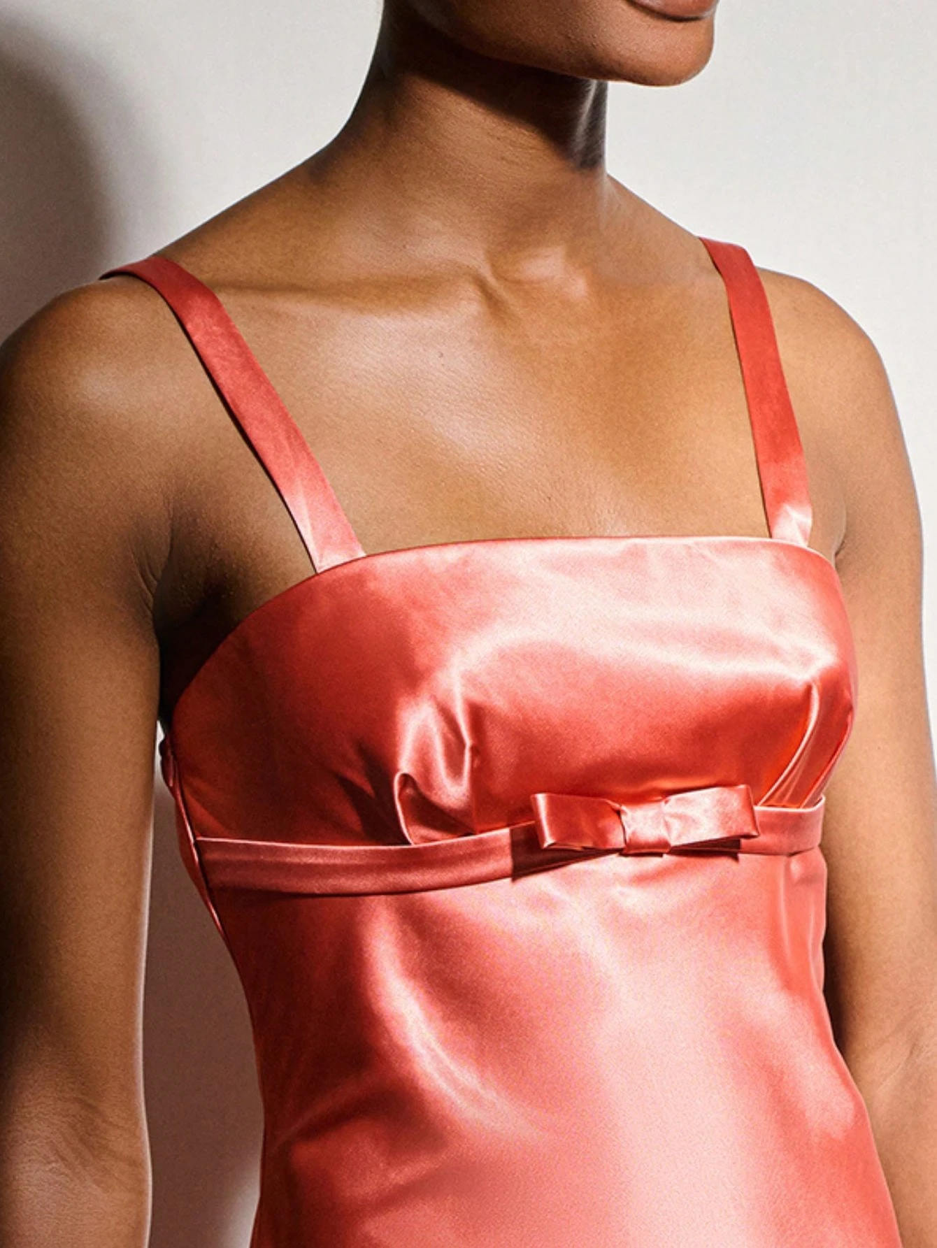 Robe mi-longue en satin avec détail nœud, style élégant pour invité de mariage et fête