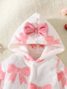 SHEIN 新生儿连帽连体衣，可爱粉色蝴蝶结印花法兰绒柔软亲肤婴儿连体衣