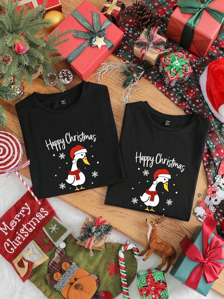 SHEIN EZwear Camiseta de pareja minimalista casual de Navidad, camiseta de mujer de manga corta y cuello redondo con estampado de lema navideño de corte holgado, adecuada para vacaciones - Negro - Ver 1