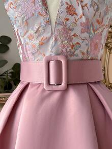 SHEIN Belle 优雅、华丽、充满氛围感、魅力四射的女士真丝提花拼接缎面粉色连衣裙，宽肩带深V领设计，饰有立体花朵，配有腰带，高腰A字伞裙摆。适合母亲节、音乐节、返校季、毕业季、舞会、下午茶、情人节等场合。 - 彩色 - 查看 5