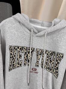 SHEIN 女式羊毛连帽连衣裙，配有抽绳和豹纹纽约字母印花，灰色长袖运动衫图案套装 - 淺灰色 - 查看 3