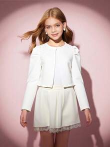 Elegancka kurtka z krótkim rękawem dla nastolatki z teksturowanej dzianiny w kolorze białym z ozdobnymi perłami na ramionach