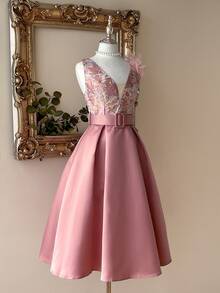 SHEIN Belle 优雅、华丽、充满氛围感、魅力四射的女士真丝提花拼接缎面粉色连衣裙，宽肩带深V领设计，饰有立体花朵，配有腰带，高腰A字伞裙摆。适合母亲节、音乐节、返校季、毕业季、舞会、下午茶、情人节等场合。 - 彩色 - 查看 6