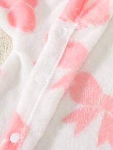 SHEIN 新生儿连帽连体衣，可爱粉色蝴蝶结印花法兰绒柔软亲肤婴儿连体衣