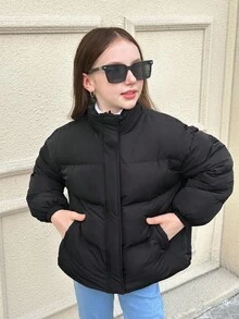 SHEIN 少女休閒百搭街頭風大廓型高領加厚短版彈性下擺填充外套，黑色女童填充外套 - 黑色 - 查看 4