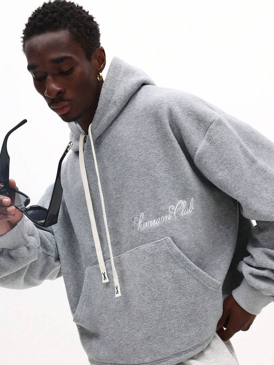 SUMWON Sudadera con capucha gris jaspeado oversize para hombre con bordado de texto en el centro, bolsillo, manga larga, sudadera casual de invierno lisa