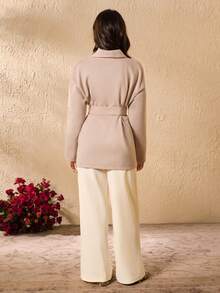 优雅翻领落肩长袖宽松驼色大衣，配同色腰带，内搭修身圆领长袖上衣和松紧腰直筒裤，三件套少女冬季时尚套装 - 卡其色 - 查看 2