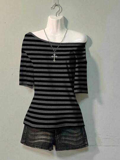 Attitoon 黑灰色条纹休闲宽松大码露肩落肩短袖T恤女，适合外出，风格核心美学，美学风格，哥特式网络符号主义，网络符号主义