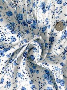 SHEIN CURVE+ ملابس علوية صيفية قصيرة الأكمام مطبوعة بالأزهار للنساء كبيرات الحجم، رقبة على شكل حرف V، مطوية، مريحة، متعددة الاستخدامات، مناسبة للنزهات والنزهات البيضاء والزرقاء - أبيض - مشاهدة 3