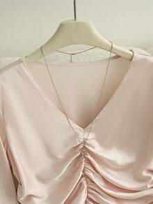 Franclia 优雅时尚的前中褶缎面亮面长袖衬衫，适合日常外出和约会，女士