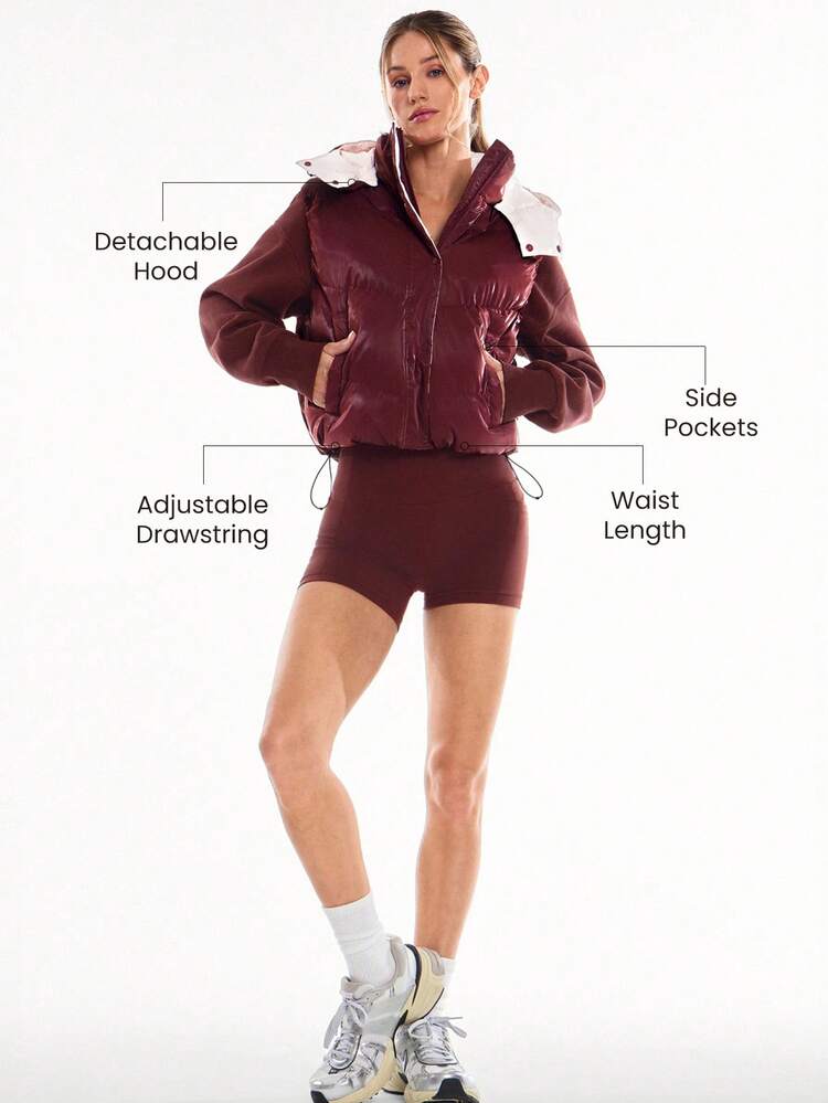 Chic et chaleureux. Fermeture éclair et bouton pression confortable. Poignets élastiques. Capuche amovible. Gilet matelassé pour l'automne et l'hiver. Idéal pour le quotidien et les sorties décontractées.