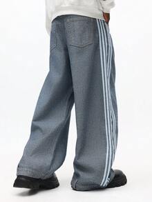 SUMWON 阔腿宽松牛仔裤，侧边条纹细节，超大休闲牛仔裤，男士蓝色休闲牛仔裤 | 宽松版型 | 经典五条纹装饰，展现运动风格 | 舒适面料，适合日常穿着 | 易于搭配运动鞋或休闲上衣，适合各种场合。纯色 - 中等水洗藍 - 查看 2