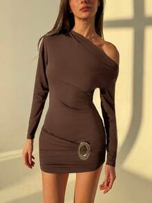 Aloruh Vestido mini ajustado de mujer con cuello asimétrico, hebilla de metal y unicolor minimalista, para primavera/otoño