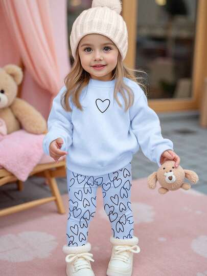 Mjuk dimblå, söt hjärtmönster, babyflicka casual minimalistisk mjuk tjock bekväm rund halsringning långärmad tröja och leggings set, lämplig för höst/vinter dagligen, hem, mysig säsong, höst- och vinterkläder för, enkel komfort, höst- och vinterlager för babyflickor, snygga babyflickor, vardagskläder, babyflicka grafiska kläder, höst- och vinterkläder, julkläder, chic höst, höstens nya stil, hemkomst, vintermode