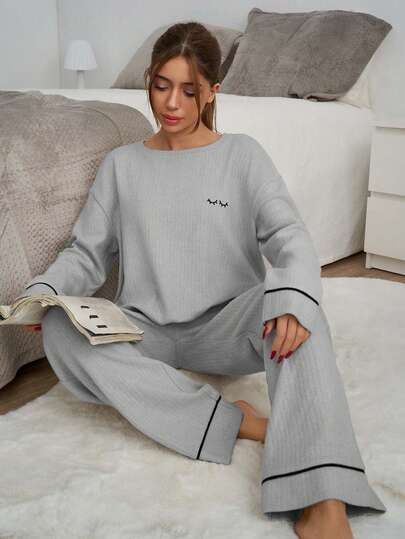 RueChic 2 pezzi Set homewear in cotone con dettagli di ricamo a contrasto e profili