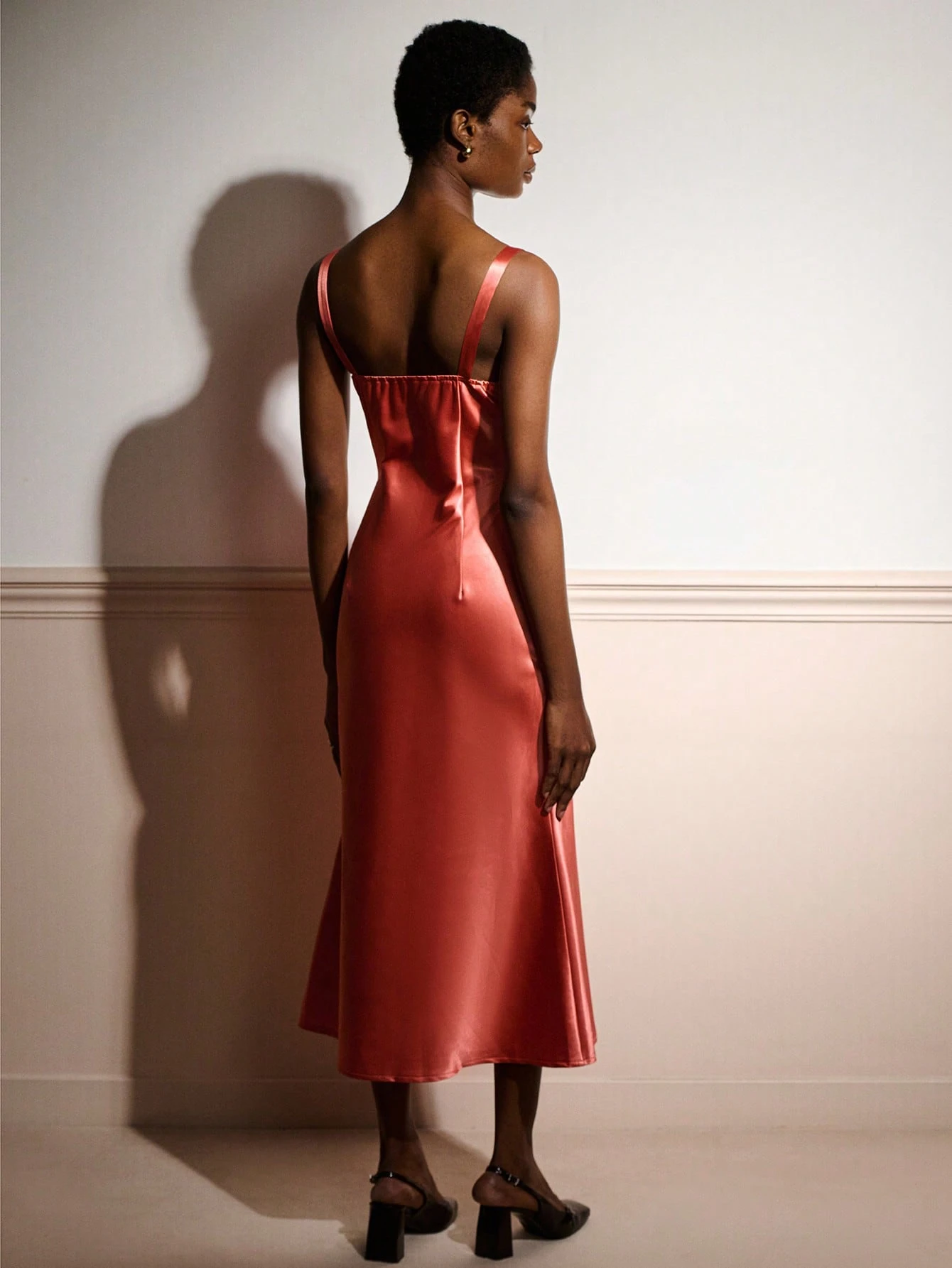 Robe mi-longue en satin avec détail nœud, style élégant pour invité de mariage et fête