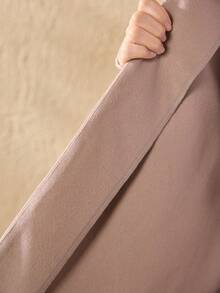 优雅翻领落肩长袖宽松驼色大衣，配同色腰带，内搭修身圆领长袖上衣和松紧腰直筒裤，三件套少女冬季时尚套装 - 卡其色 - 查看 8