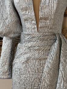 SHEIN Belle 优雅银色金属提花不对称灯笼袖深 V 领修身美人鱼连衣裙，适合约会、单身派对、婚礼、正式活动、婚礼宾客鸡尾酒会礼服 - 銀色 - 查看 4