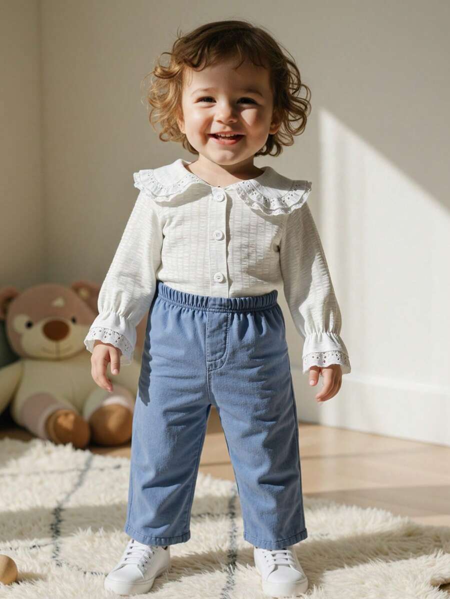 SHEIN Conjunto de 2 piezas de camisa de manga larga casual con cuello de muñeca de encaje y pantalones vaqueros azul claro para niña bebé, adecuado para uso en fiestas y la escuela