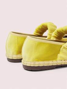 CUCCOO DOLLMOD 女士优雅天鹅绒玛丽珍平底鞋，舒适弹力褶饰经典天鹅绒鞋，月光黄 - 黃色 - 查看 5