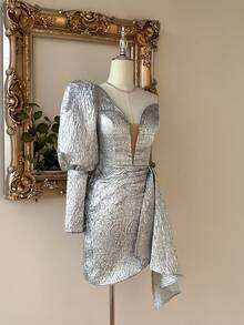 SHEIN Belle 优雅银色金属提花不对称灯笼袖深 V 领修身美人鱼连衣裙，适合约会、单身派对、婚礼、正式活动、婚礼宾客鸡尾酒会礼服 - 銀色 - 查看 3