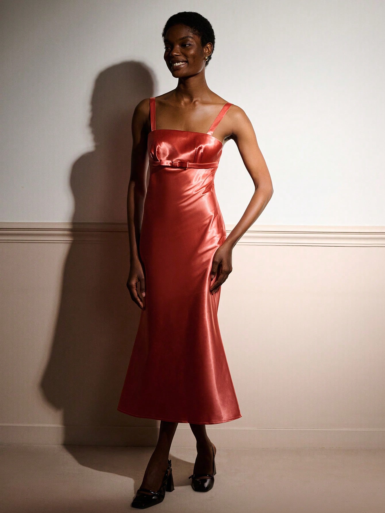 Robe mi-longue en satin avec détail nœud, style élégant pour invité de mariage et fête