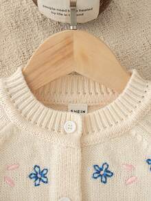 SHEIN 女婴圆领针织喇叭裙套装，可爱甜美秋冬季女婴针织套装，女婴毛衣套装半裙套装，针织两件套，秋冬女婴连衣裙，女婴秋冬针织服装，女婴毛衣套装，女婴针织两件套，女婴冬季服装，女婴秋季毛衣 - 米色 - 查看 4