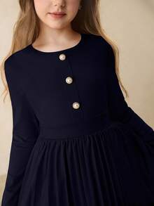 女童休闲简约日常圆领插肩长袖中长纯色百褶裙珍珠纽扣卡其色秋冬美拉德印花连衣裙，配斜挎包，圣诞派对连衣裙 - 藏蓝色 - 查看 4