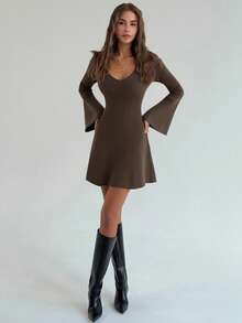 Aloruh 优雅复古风 V 领喇叭袖修身迷你针织 A 字形紧身连衣裙，百搭外出穿着 - 咖啡棕 - 查看 4