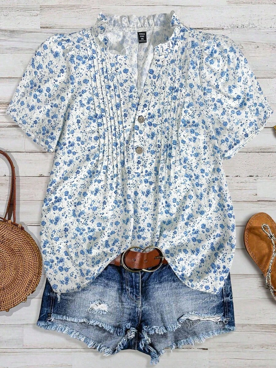 SHEIN CURVE+ ملابس علوية صيفية قصيرة الأكمام مطبوعة بالأزهار للنساء كبيرات الحجم، رقبة على شكل حرف V، مطوية، مريحة، متعددة الاستخدامات، مناسبة للنزهات والنزهات البيضاء والزرقاء - أبيض - مشاهدة 1