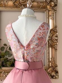 SHEIN Belle 优雅、华丽、充满氛围感、魅力四射的女士真丝提花拼接缎面粉色连衣裙，宽肩带深V领设计，饰有立体花朵，配有腰带，高腰A字伞裙摆。适合母亲节、音乐节、返校季、毕业季、舞会、下午茶、情人节等场合。 - 彩色 - 查看 4