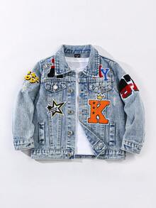 Chaqueta vaquera lavada en azul claro, cómoda y suelta, con bordado de la insignia "97" en estilo urbano y vintage casual para niño joven