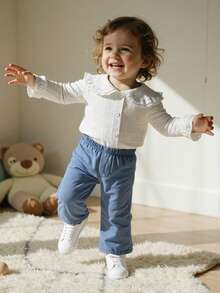 SHEIN Conjunto de 2 piezas de camisa de manga larga casual con cuello de muñeca de encaje y pantalones vaqueros azul claro para niña bebé, adecuado para uso en fiestas y la escuela