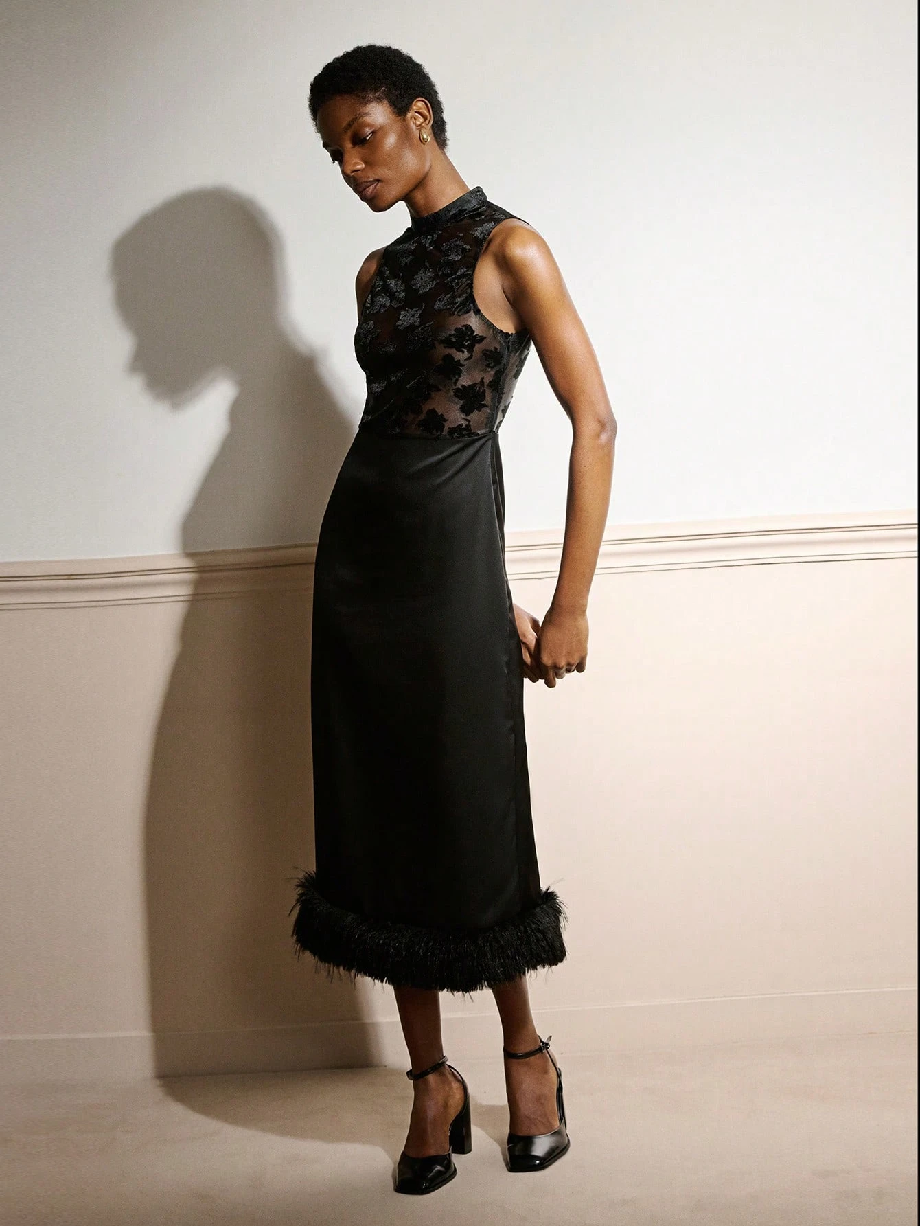 Czarna satynowa sukienka maxi bez rękawów z koronkowym gorsetem i futrzanym dołem. Szykowna na imprezę, wieczór, wyjście, jesień, zima.