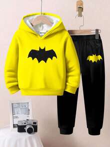 BATMAN X SHEIN 小男孩休闲时尚街头蝙蝠标志印花落肩宽松连帽衫和运动裤套装，秋冬 - 彩色 - 查看 2