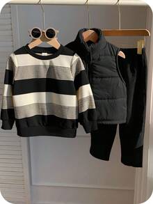 SHEIN 男童秋冬可爱休闲加厚保暖背心外套、条纹连帽卫衣和运动裤三件套运动服，适合室内、室外、日常、运动、玩耍、派对、拍照、度假、节日等场合。