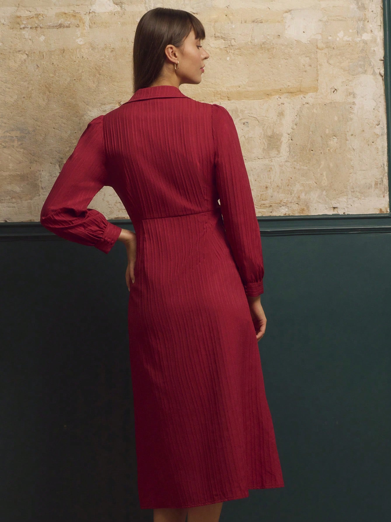 赤いジャガード ストライプ ミディアムドレス、ボタン前開き、襟付き ヴィンテージスタイル 秋冬